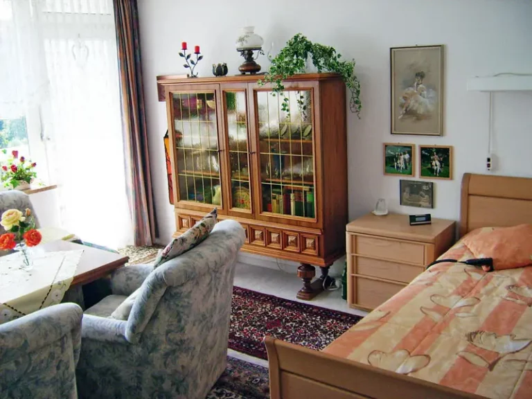 Seniorendomizil Hubertus Zimmer mit eigenen möbeln